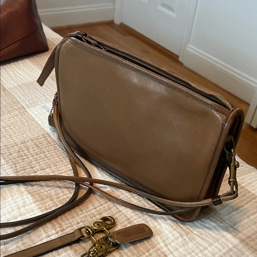 Vintage Coach Tan Leather Crossbody Bag with Gold Hardware - Picture 7 of 10